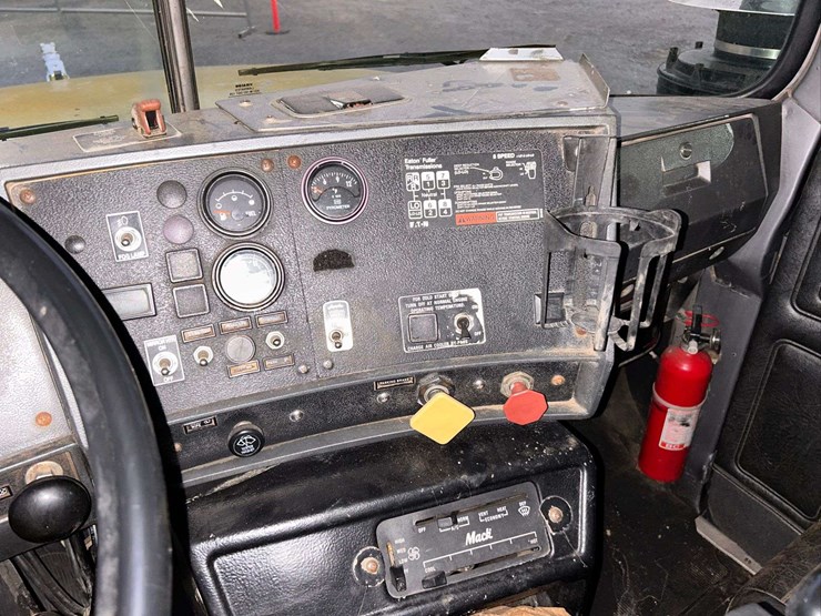 1995-mack-rd688s-image-29