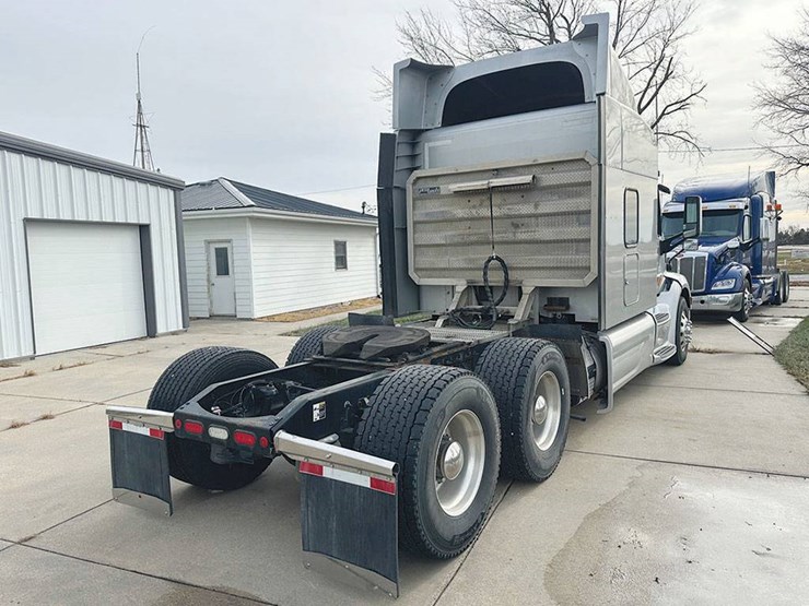 2020-peterbilt-579-image-2
