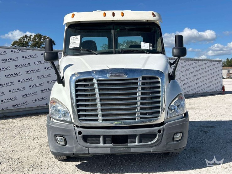 2011-freightliner-cascadia-113-image-21