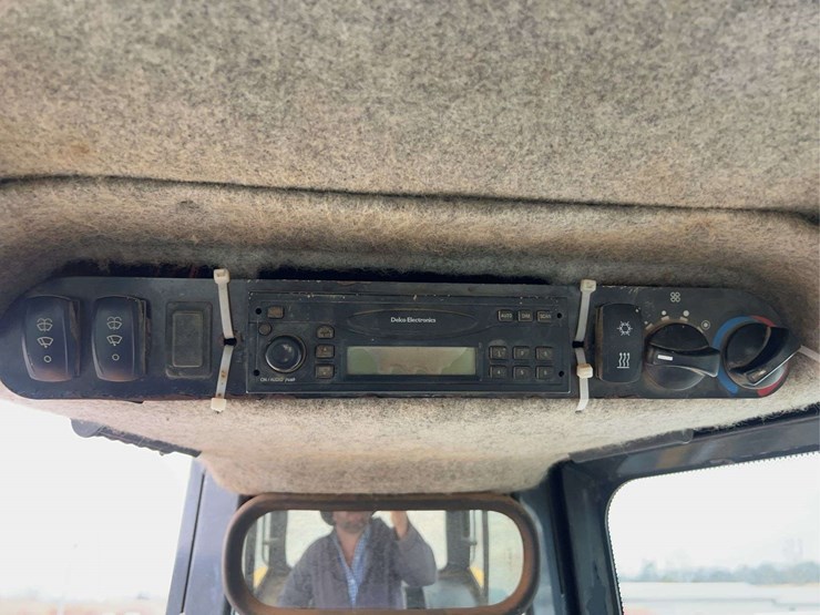 2007-deere-750j-image-39