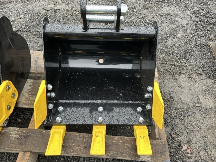 2025-ir-15"-dig-bucket-image-1