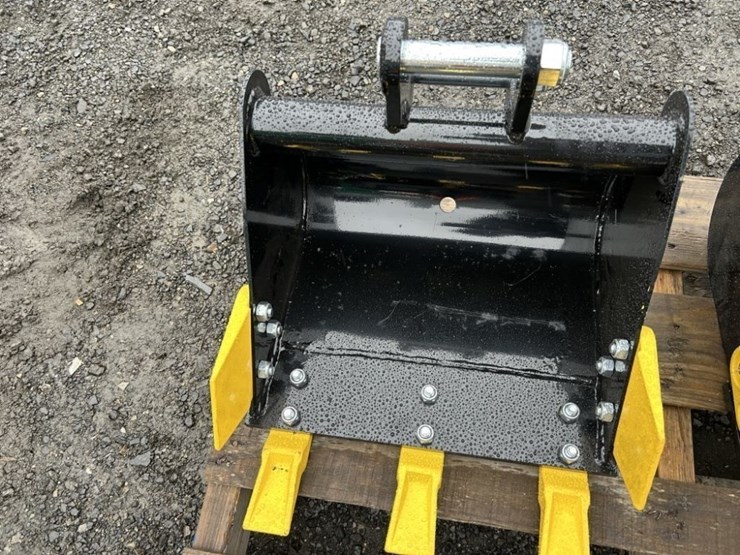 2025-ir-15"-dig-bucket-image-1