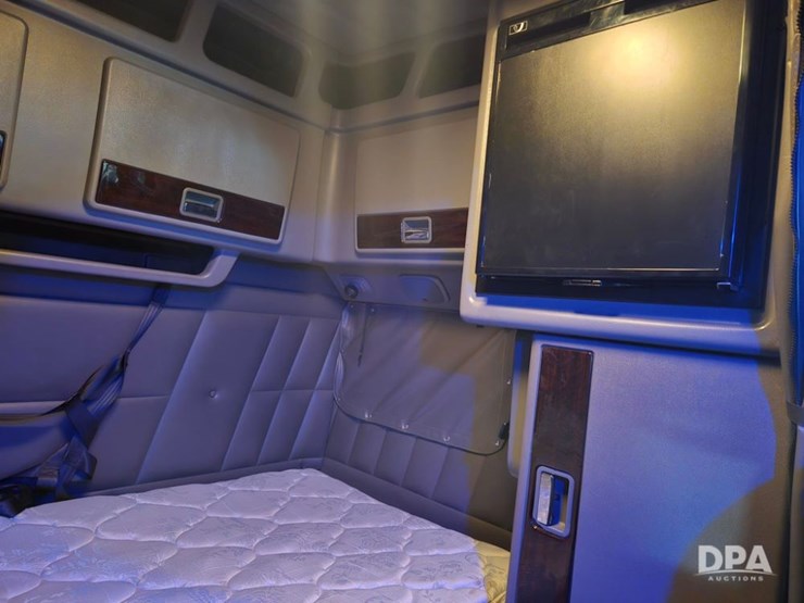 2020-peterbilt-389-image-19