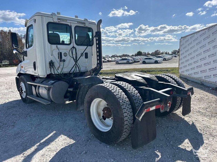 2011-freightliner-cascadia-113-image-4