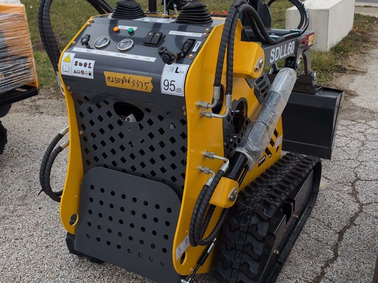 sdll60-crawler-w/-bucket-image-5