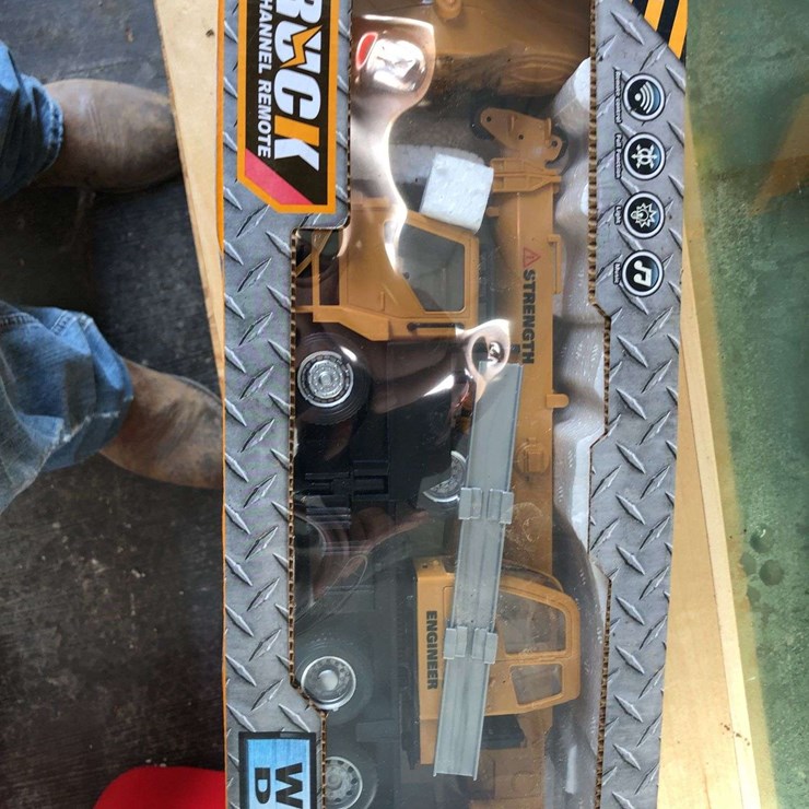 REMOTE CONTROL TOY CRANE