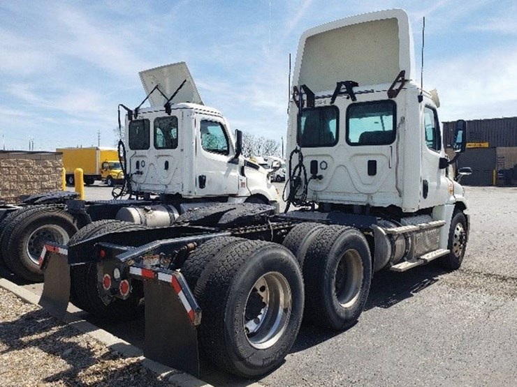 2017-freightliner-cascadia-125-image-2