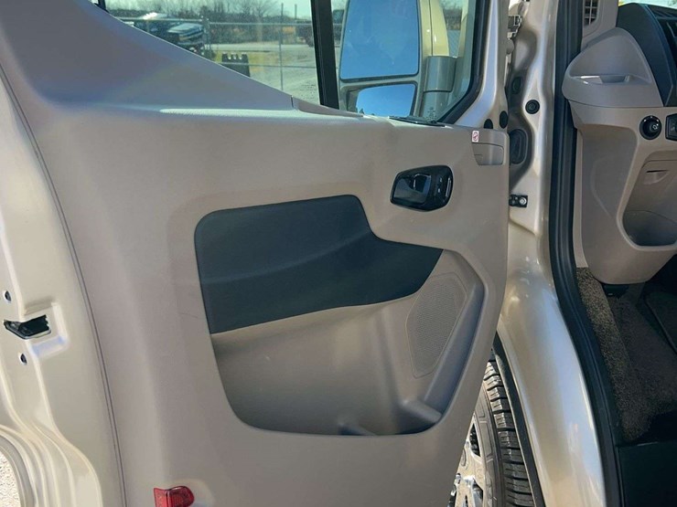 2019-ford-transit-image-30