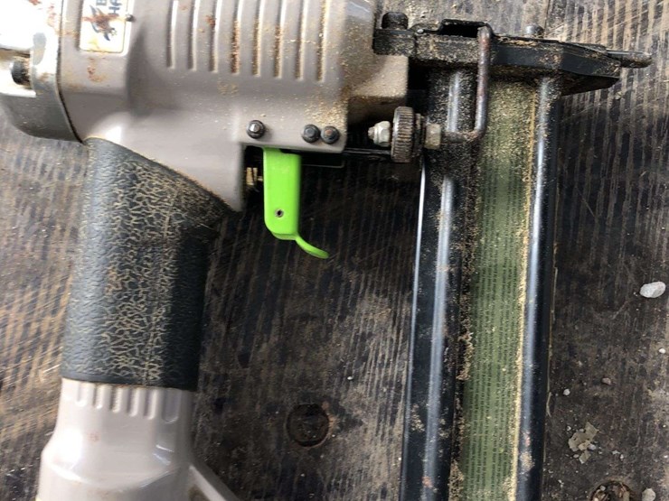 blue-hawk-staple-gun-image-2