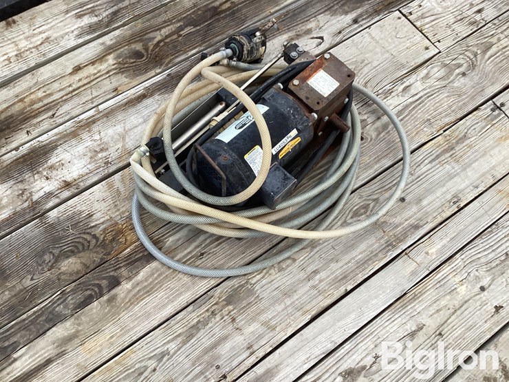 johnson-blue-fertilizer-pump-image-1