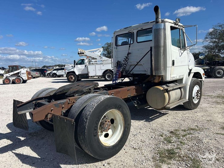 2000-freightliner-fl112-image-3