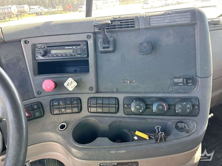 2011-freightliner-cascadia-113-image-14