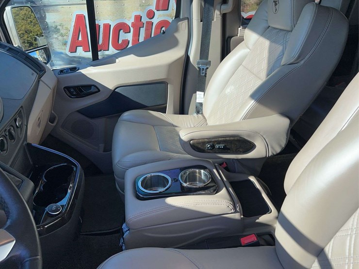 2019-ford-transit-image-32