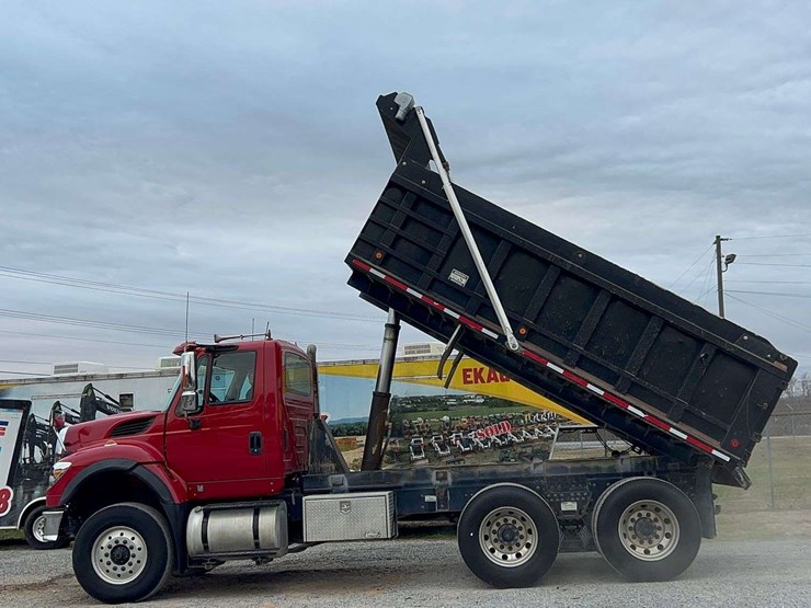 2009-international-7600-image-54