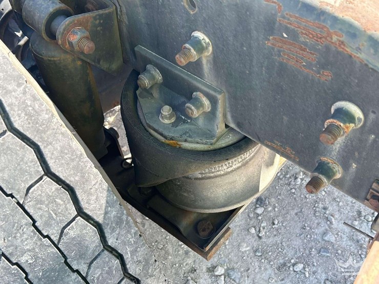 2000-freightliner-fl112-image-18