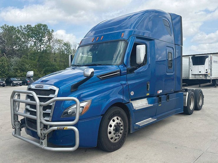 2021-freightliner-cascadia-126-image-2