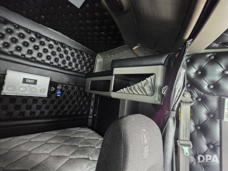2019-kenworth-w900-image-23