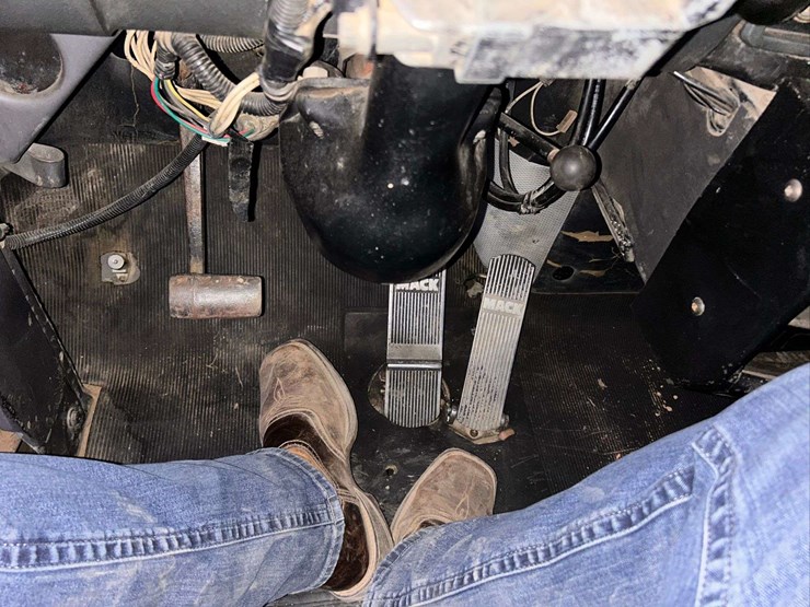 1995-mack-rd688s-image-35