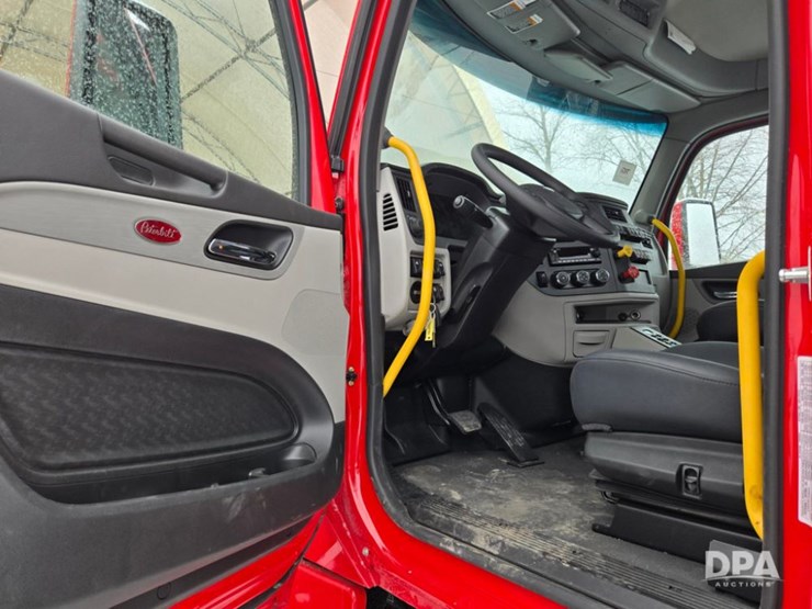 2025-peterbilt-567-image-15