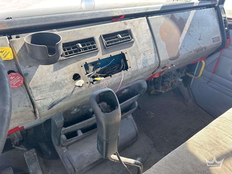 2000-freightliner-fl112-image-14