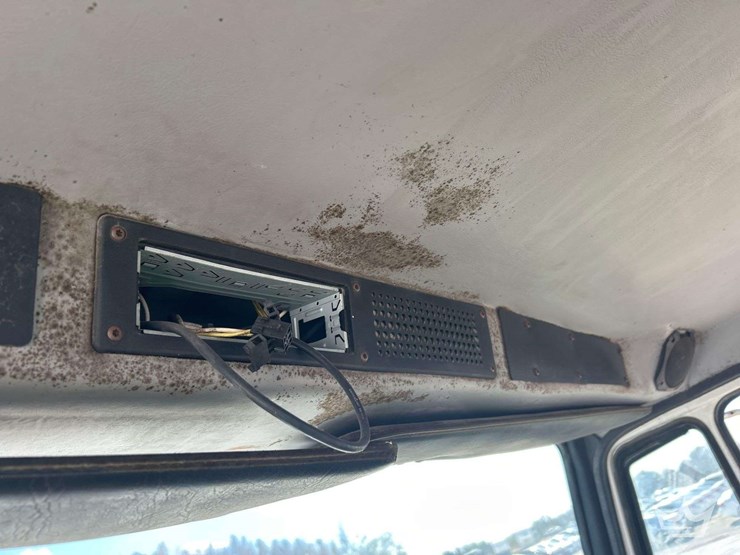 2000-freightliner-fl112-image-15