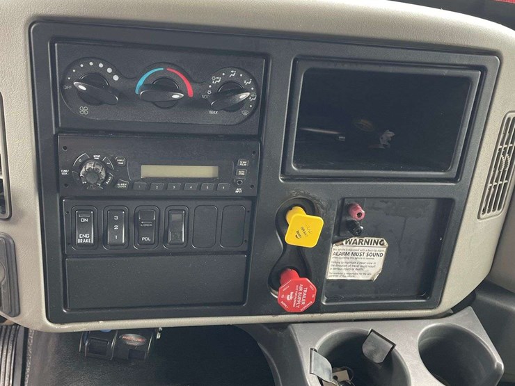 2009-international-7600-image-10