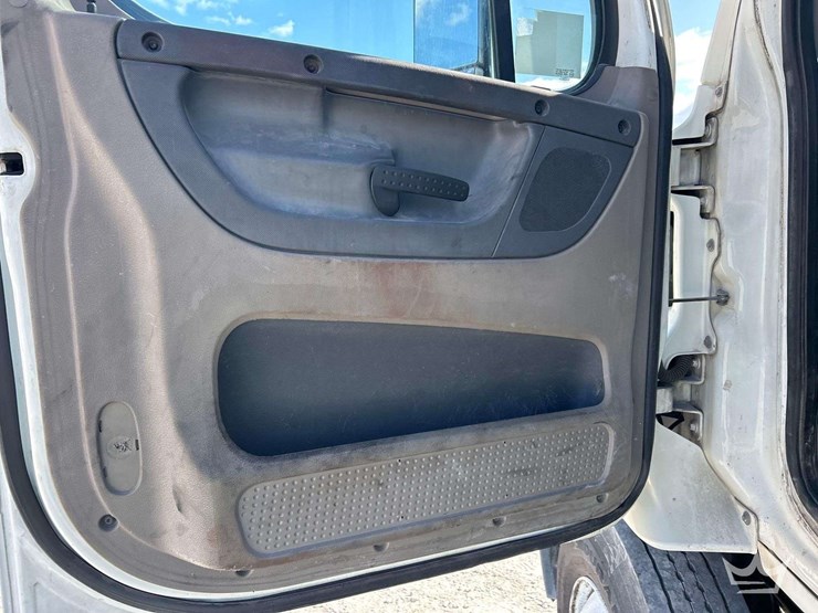 2011-freightliner-cascadia-113-image-9