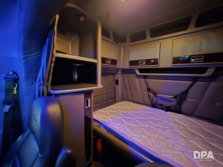 2020-peterbilt-389-image-21