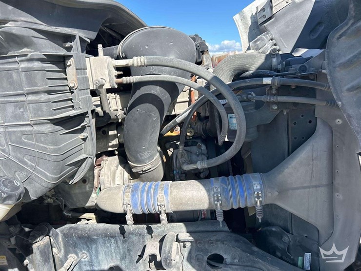 2011-freightliner-cascadia-113-image-8