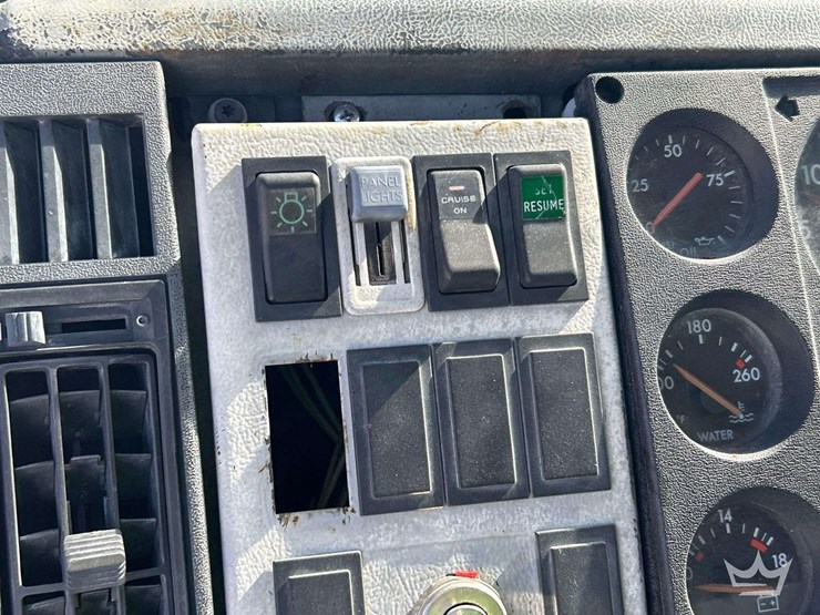 2000-freightliner-fl112-image-13