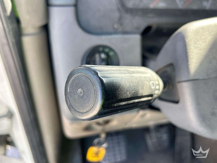 2011-freightliner-cascadia-113-image-13