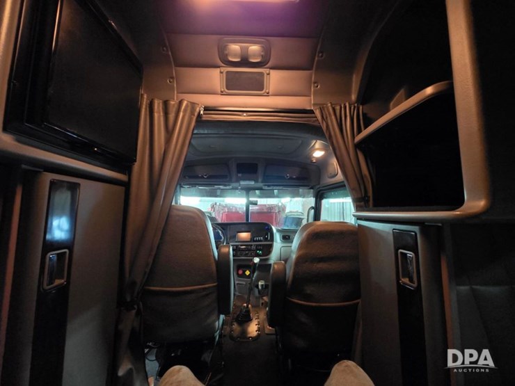 2023-peterbilt-389-image-18