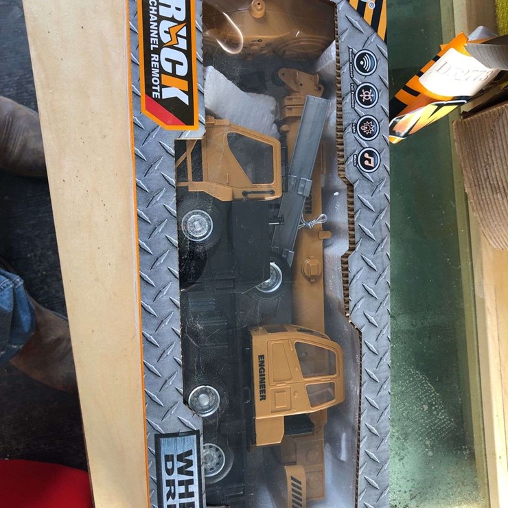 REMOTE CONTROL TOY CRANE
