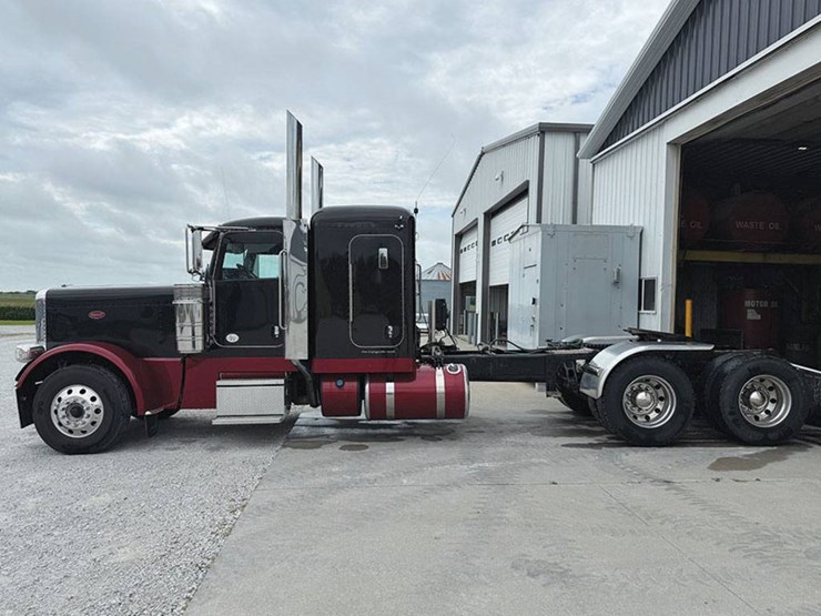 2020-peterbilt-389-image-3