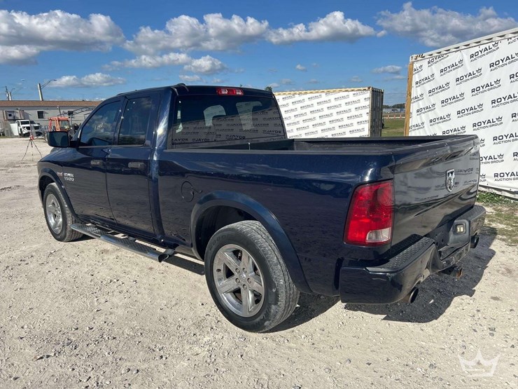 2013-ram-1500-crew-cab-pickup-truck-image-4