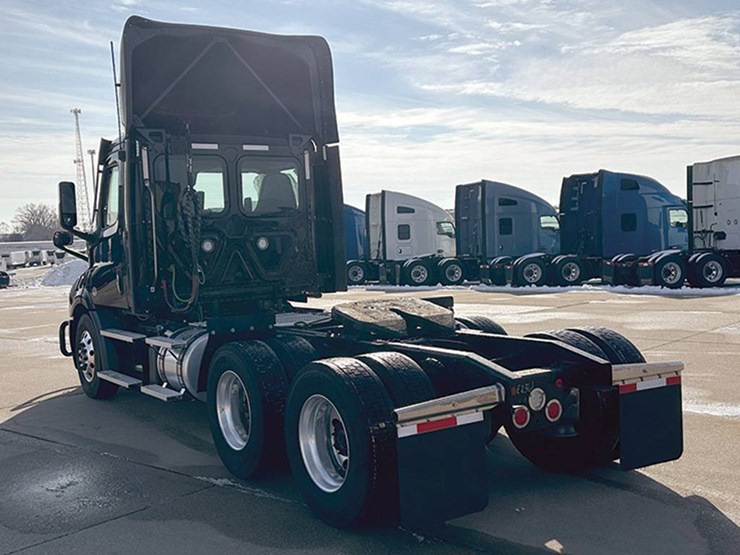 2021-freightliner-cascadia-116-image-3