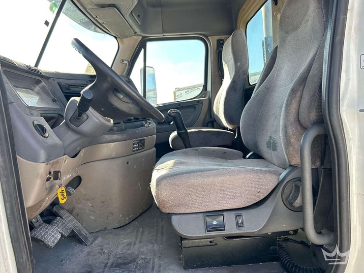 2011-freightliner-cascadia-113-image-10