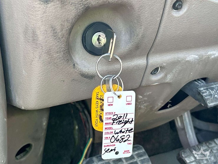 2011-freightliner-cascadia-113-image-24