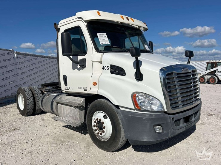 2011-freightliner-cascadia-113-image-2