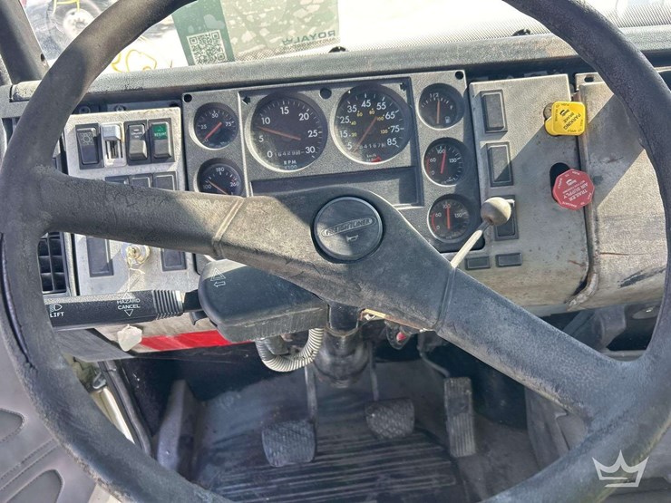 2000-freightliner-fl112-image-11