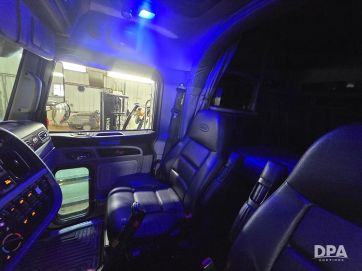 2020-peterbilt-389-image-17