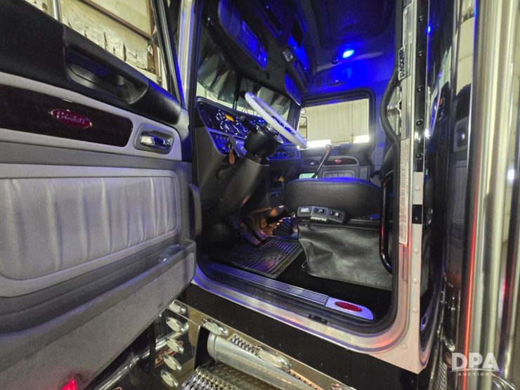 2020-peterbilt-389-image-15