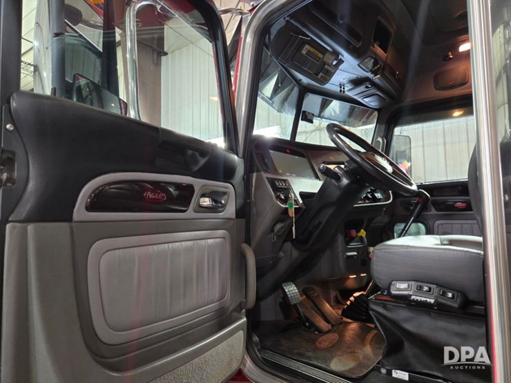 2023-peterbilt-389-image-15