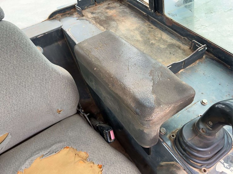 2007-deere-750j-image-43