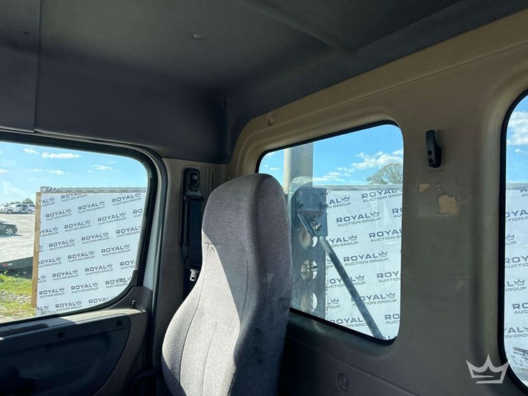 2011-freightliner-cascadia-113-image-17