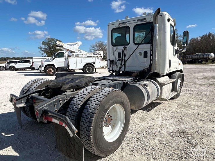 2011-freightliner-cascadia-113-image-3