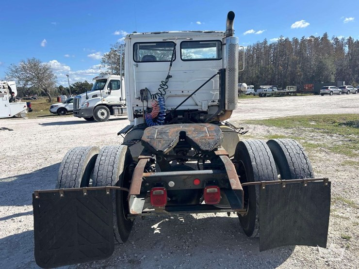 2000-freightliner-fl112-image-24