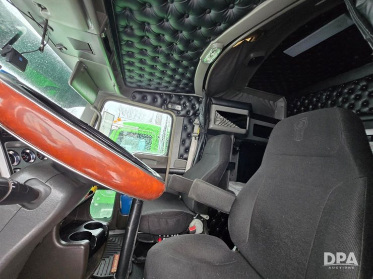 2019-kenworth-w900-image-18