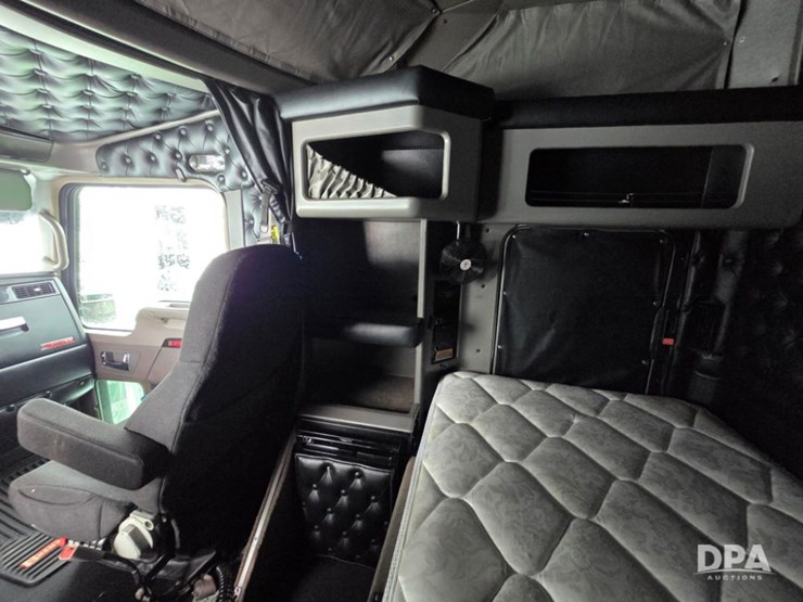 2019-kenworth-w900-image-25