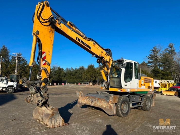 2012-liebherr-924c-wheeled-excavator-image-1
